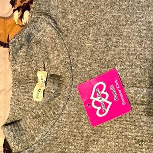 This beautiful light sweater dress hip hugger mid thigh length 🏷